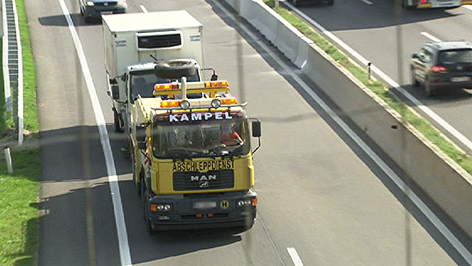 Schlepper-Lkw wird abtransportiert