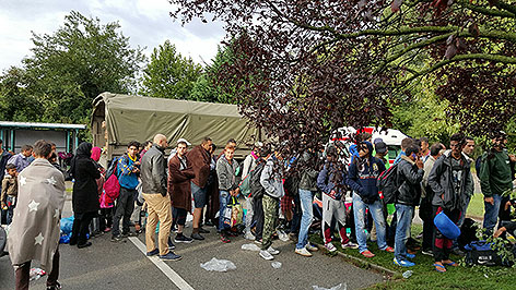 Flüchtlinge auf dem Bahnhof Nickelsdorf