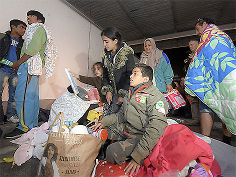 © APA/Herbert P. Oczeret Flüchtlinge bei der Erstversorgung in Nickelsdorf