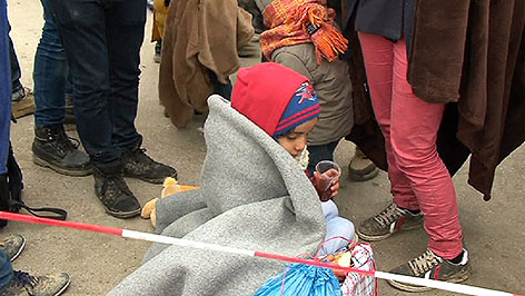Flüchtlinge in Decken gehüllt