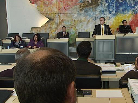 Dobernig vor dem Kärntner Landtag