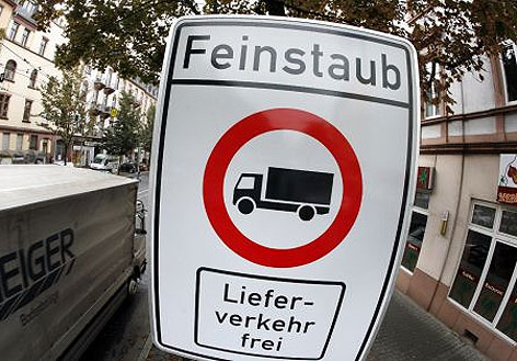© dpa/A3602 Frank Rumpenhorst Lkw-Verbotsschild bei Feinstaubbelastung