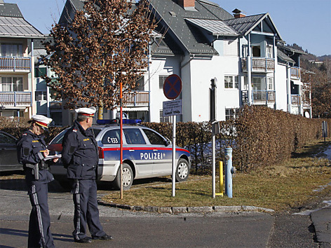 © APA/Eggenberger Polizisten vor dem Haus in Maria Rain, in dem der Mord passiert ist