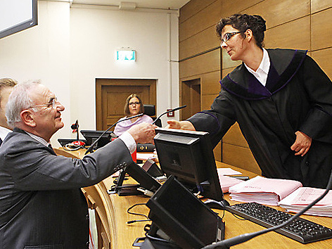 Anwalt Dieter Böhmdorfer begrüßen Richterin Michaela Sanin