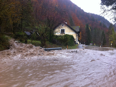 © ORF/Konrad Weixelbraun Überschwemmung hinter Waidisch, entlang der Waidischstraße