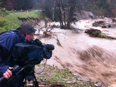 © ORF/Konrad Weixelbraun Kameramann filmen Fluss Hochwasser