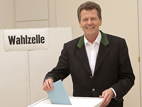 © APA/Gert Eggenberger LR Wolfgang Waldner beim Wahlgang