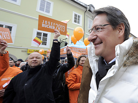 © APA/Herbert Neubauer Josef Bucher bei der Wahlabschlussveranstaltung des BZÖ