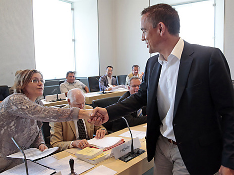 © APA/Gert Eggenberger Uwe Scheuch begrüßt U-Ausschussvorsitzende Barbara Lesjak