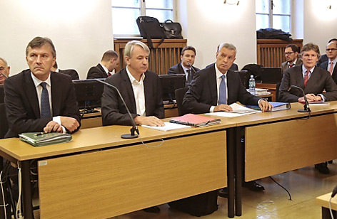 © APA/ Gert Eggenberger Die ehemaligen Hypo-Manager, Josef Kircher, Wolfgang Kulterer, Siegfried Grigg und Tilo Berlin am Montag