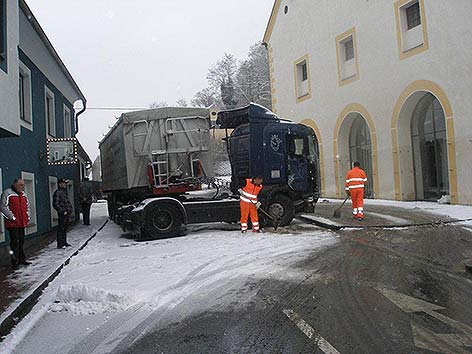Lkw gegen Kirche Lavamünd