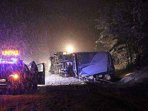 Unfall Lkw Papierrollen A10