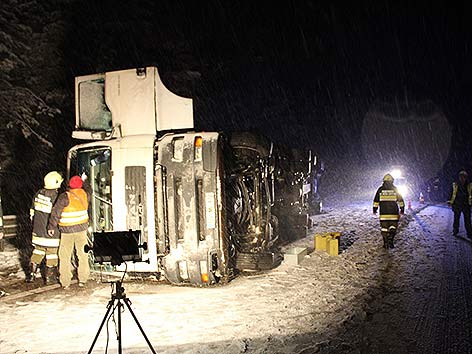 Lkw A10 Papierrollen Unfall