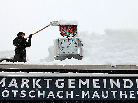 © APA-FOTO: BUNDESHEER/DEBELAK Schneechaos Lesachtal Bezirk Hermagor Kötschach Lage Sonntag