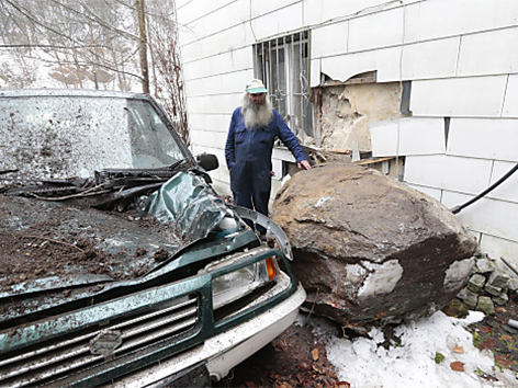 © APA/Gert Eggenberger Felssturz beschädigte Haus und Auto