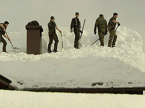 © ORF Lesachtal Soldaten Dach abschaufeln