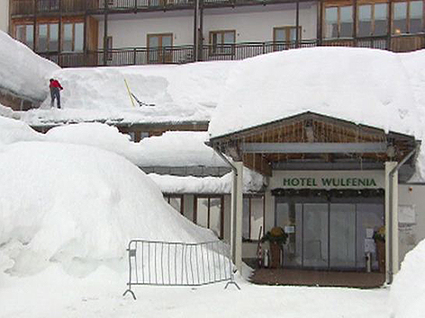 © ORF Eingeschneites Hotel Wulfenia am Nassfeld