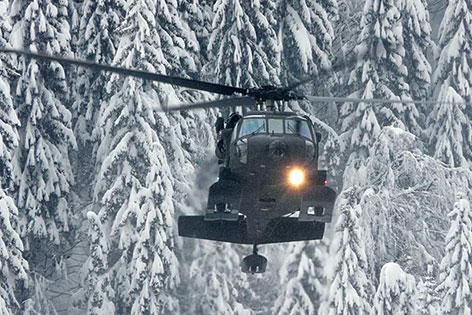 © MILITÄRKOMMANDO KÄRNTEN Schnee Neuerliche Stromausfälle Bundesheer hilft Nassfeld Hubschrauber