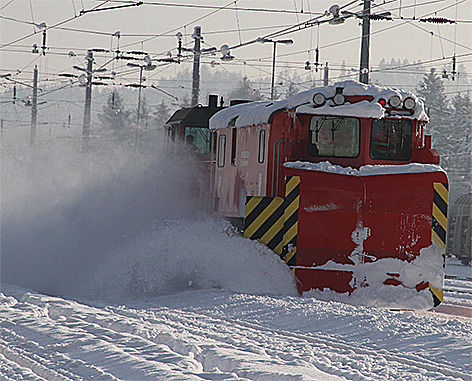 © ÖBB Schneemassen Schneepflug ÖBB Eisenbahn Winter