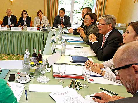 © APA/Gert Eggenberger Flüchtlingskonferenz Sitzung