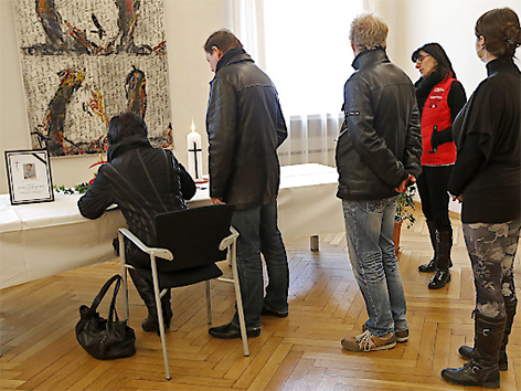 © APA/MTF Menschen tragen sich in Udo Jürgens Kondolenzbuch im Klagenfurter Rathaus ein.