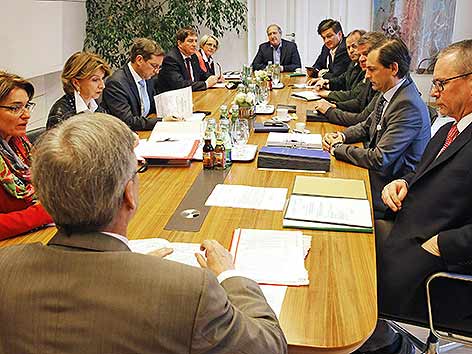 © APA/Gert Eggenberger Sonderregierungssitzung zu Hypo Heta