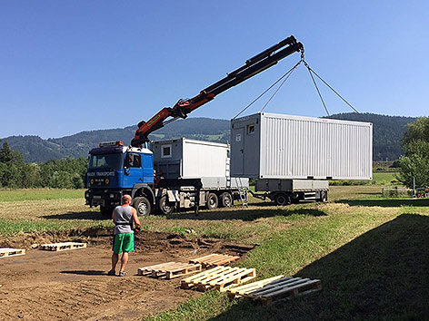 © ORF/Christof Glantschnig Krumfelden Zeltlager Duschcontainer Asyl