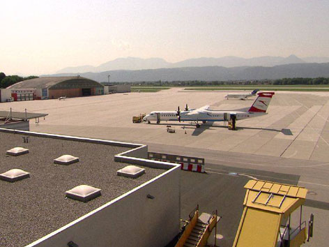 © ORF AUA Flugzeug Flughafen Klagenfurt