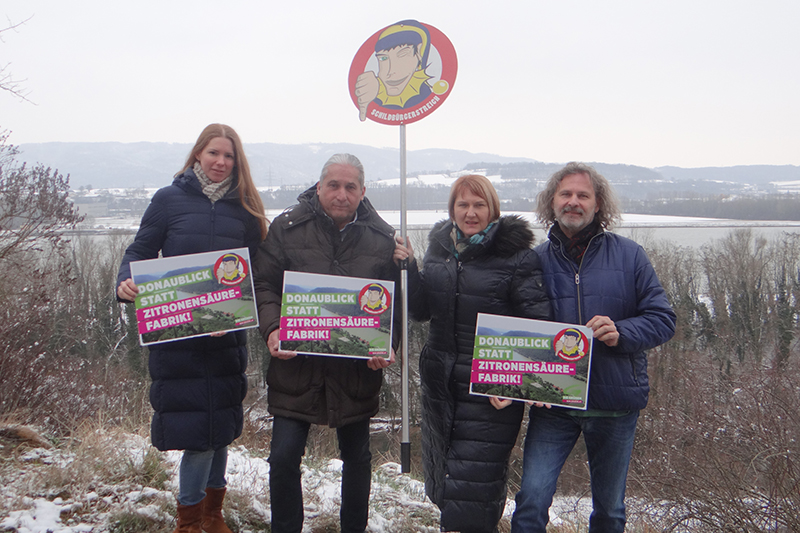 Grüne mit Protestschildern