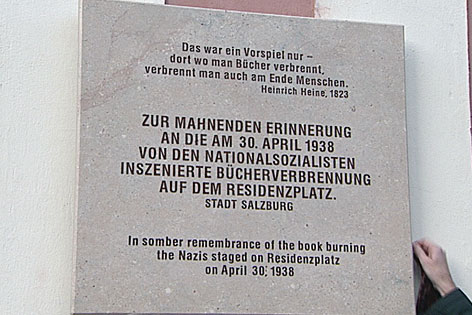 © ORF Bücherverbrennung durch die Nazis auf dem Salzburger Residenzplatz