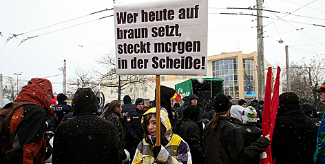 © APA / Franz Neumayr - Mike Vogl Demo gegen Strache und FPÖ in Salzburg
