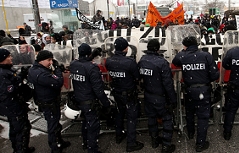 © APA / Franz Neumayr - Mike Vogl Demo gegen FPÖ und Strache in Salzburg