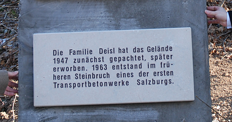 © Gerald Lehner gedenktafel für kz-opfer in hallein betonwerk deisl