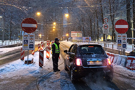 © ORF/Brutmann Auto vor dem gesperrten Neutor in der Stadt Salzburg