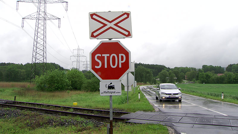 © ORF ÖBB Bahnübergang Lokführerin