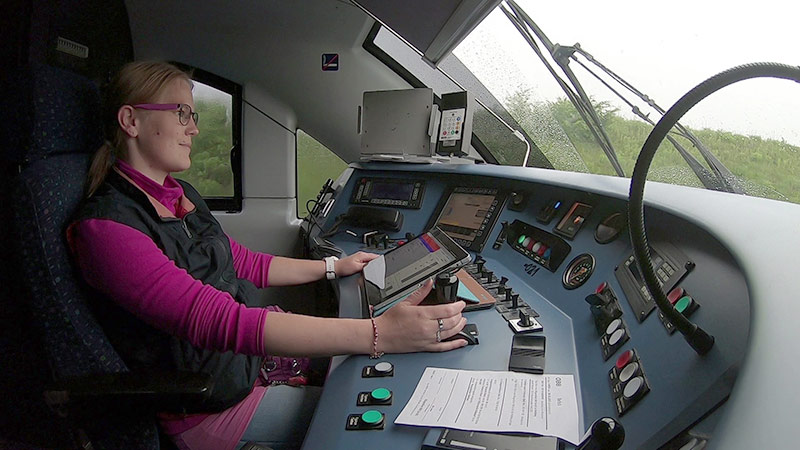 © ORF ÖBB Bahnübergang Lokführerin