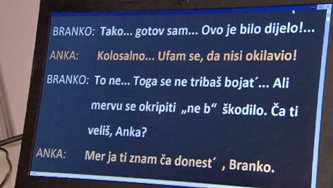 ekran s tekstom pri predstavi "Hura, dičak je" u Hrvatskom Jandrofu