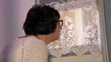 suflerka pri predstavi "Hura, dičak je" u Hrvatskom Jandrofu