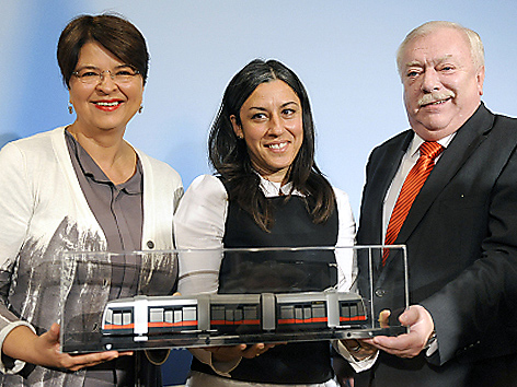 Renate Brauner, Maria Vassilakou, Michael Häupl mit Straßenbahn-Modell