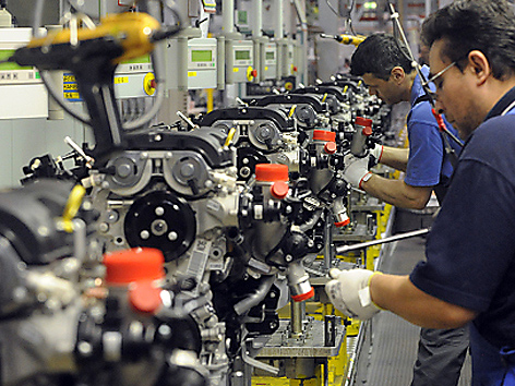 © APA/Herbert Pfarrhofer Arbeiter im Opel Werk General Motors in Wien Aspern