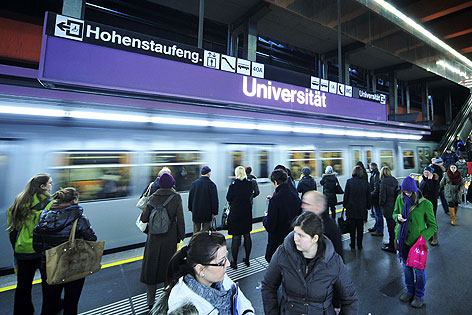 Silberpfeil bei der Einfahrt in die Station Schottentor