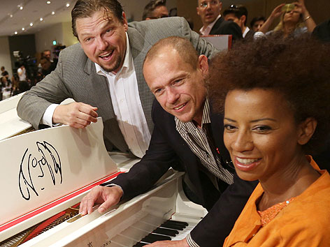 © APA/Georg Hochmuth Life Ball-PK: Tenor Michael Schade (l), Life Ball-Organisator Gery Keszler und TV-Moderatorin Arabella Kiesbauer