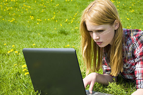 © Fotolia/drubig-photo Frau mit Computer in Wiese