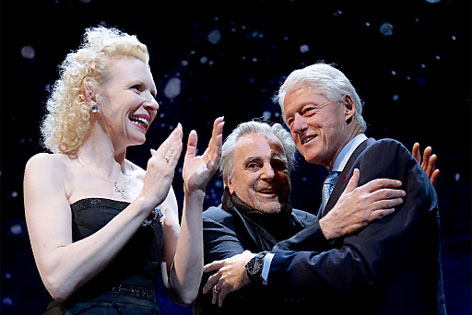 Schauspieler Sunnyi Melles, Maximilian Schell und Ex-US-Präsident Bill Clinton 