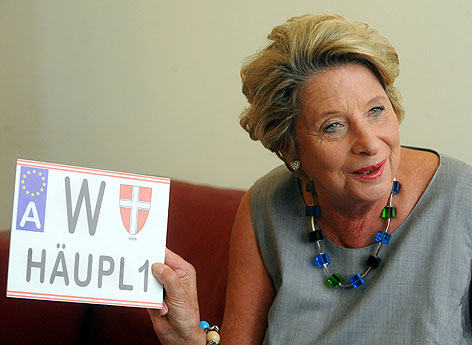 © APA/Herbert Pfarrhofer VP-Bezirksvorsteherin Ursula Stenzel am 02. August 2012, während eines Interviews mit der APA-Austria Presse Agentur in Wien