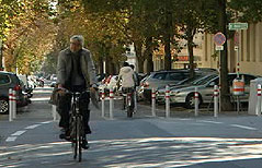 © ORF Radfahrer in der Hasnerstraße in Ottakring