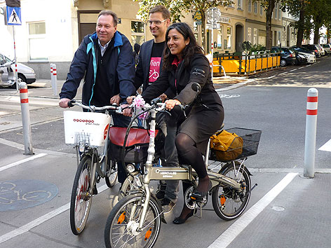 © APA/Dominique Wittmann Franz Prokop, Martin Blum und Maria Vassilakou bei der Eröffnung der ersten fahrradfreundlichen Straße in der Hasnerstraße in Ottakring