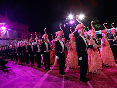 © Life Ball/Nadine Poncioni Dübtantenpaare bei der Eröffnung des Life Balls 2011