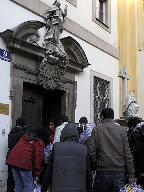 © APA/Herbert P. Oczeret Flüchtlinge aus der Votivkirche übersiedeln in das Servitenkloster in Wien-Alsergrund