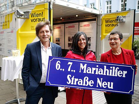 © APA/Georg Hochmuth Thomas Blimlinger, Maria Vassilakou, Renate Kaufmann vor Dialogbox zur Mariahilfer Straße